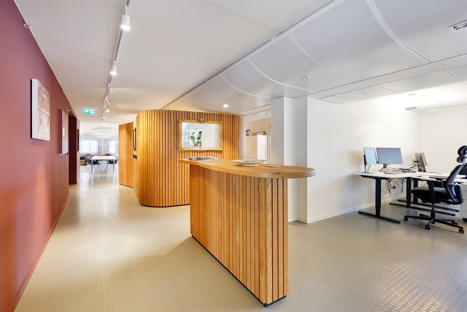 Lys og moderne kontorplass med stilrent design. God planløsning som gir en romslig og innbydende arbeidsatmosfære. Galleribilde