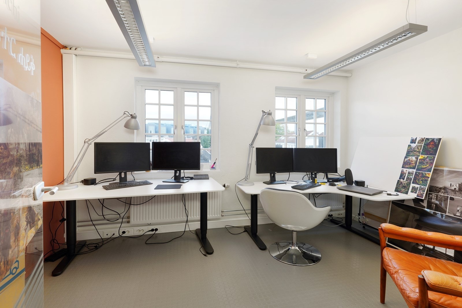 Lyst og funksjonelt kontor med god plass til arbeidsstasjoner. Galleribilde