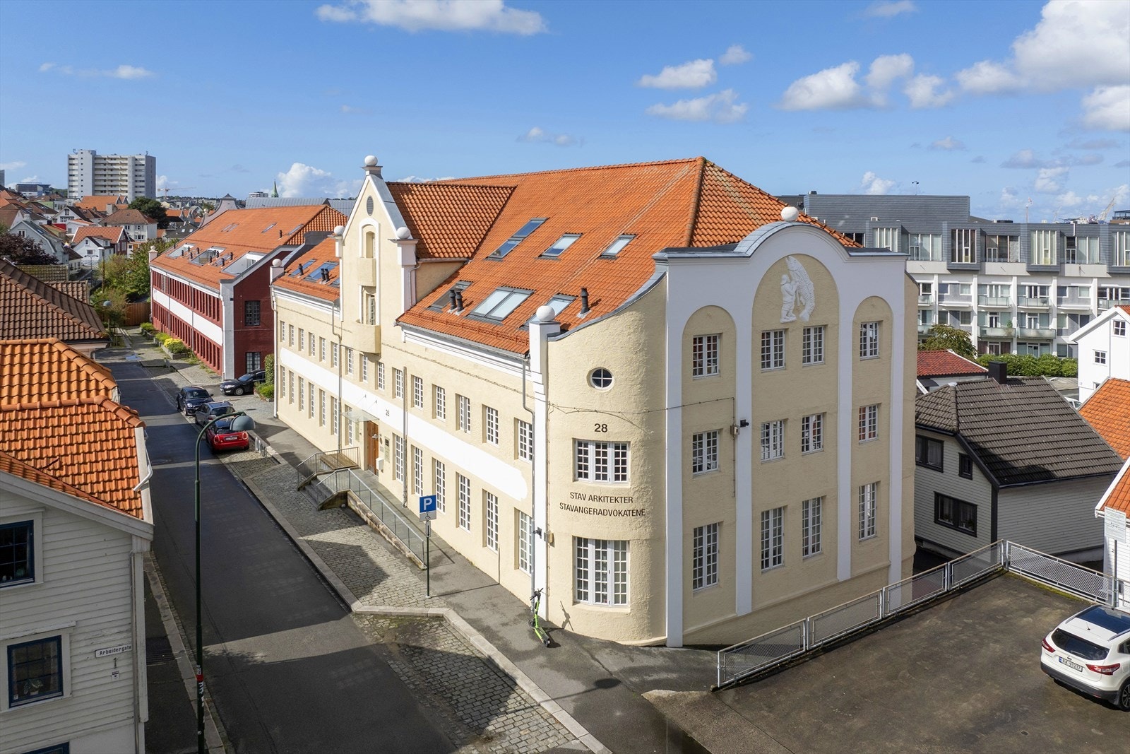 Sjarmerende næringsseksjon med sentral beliggenhet, nærhet til byens fasiliteter og offentlig transport. Perfekt for deg som ønsker urban livsstil. Galleribilde