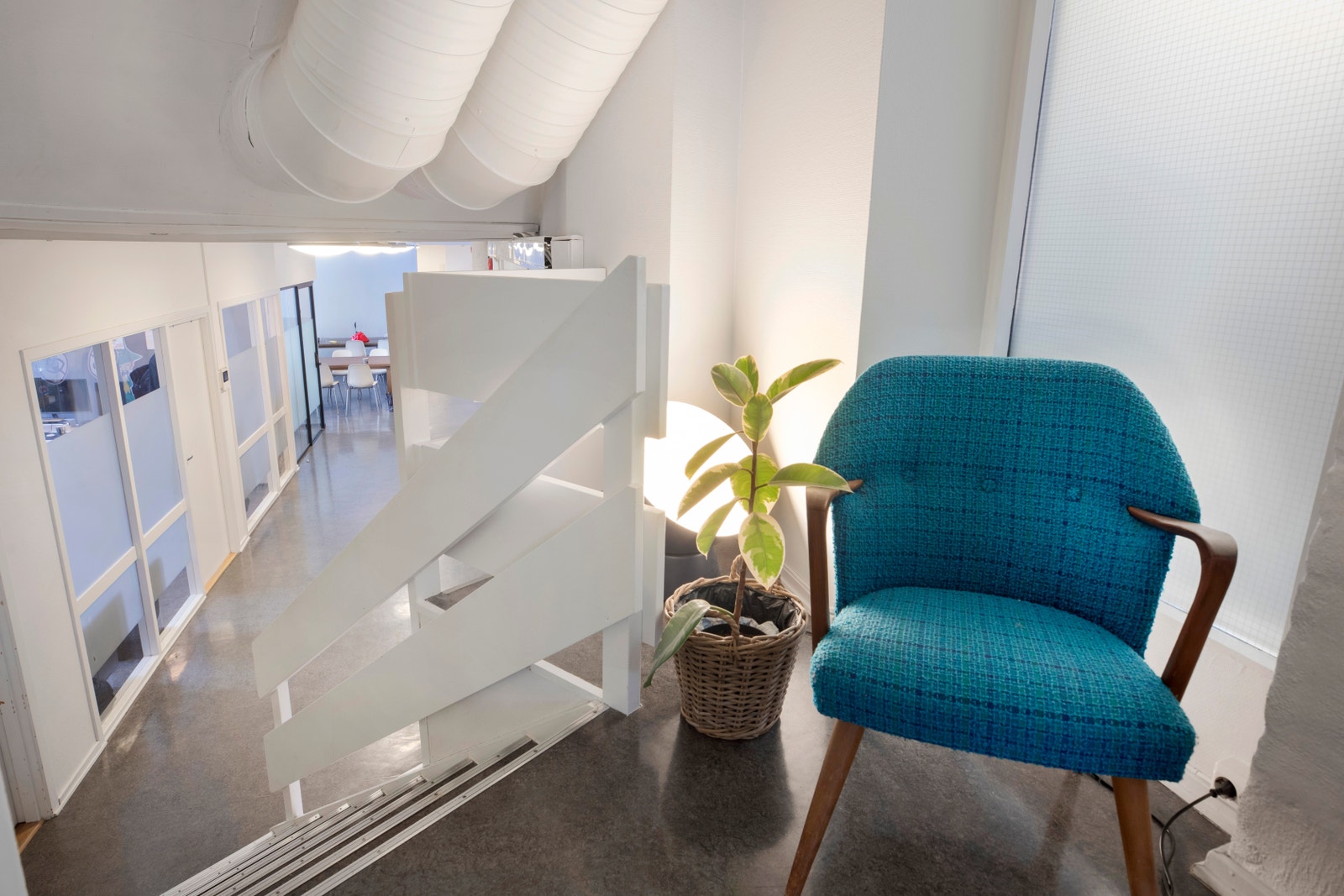 Halvetasje opp til nytt teamkontor med åpen løsning og takmaleri Galleribilde