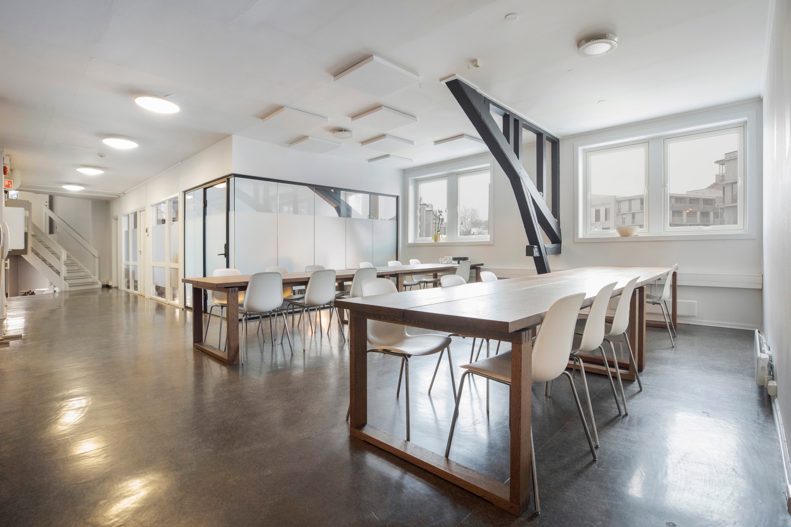 Koselig spiseområde. Lunsjen kan nytes på langbord. Galleribilde