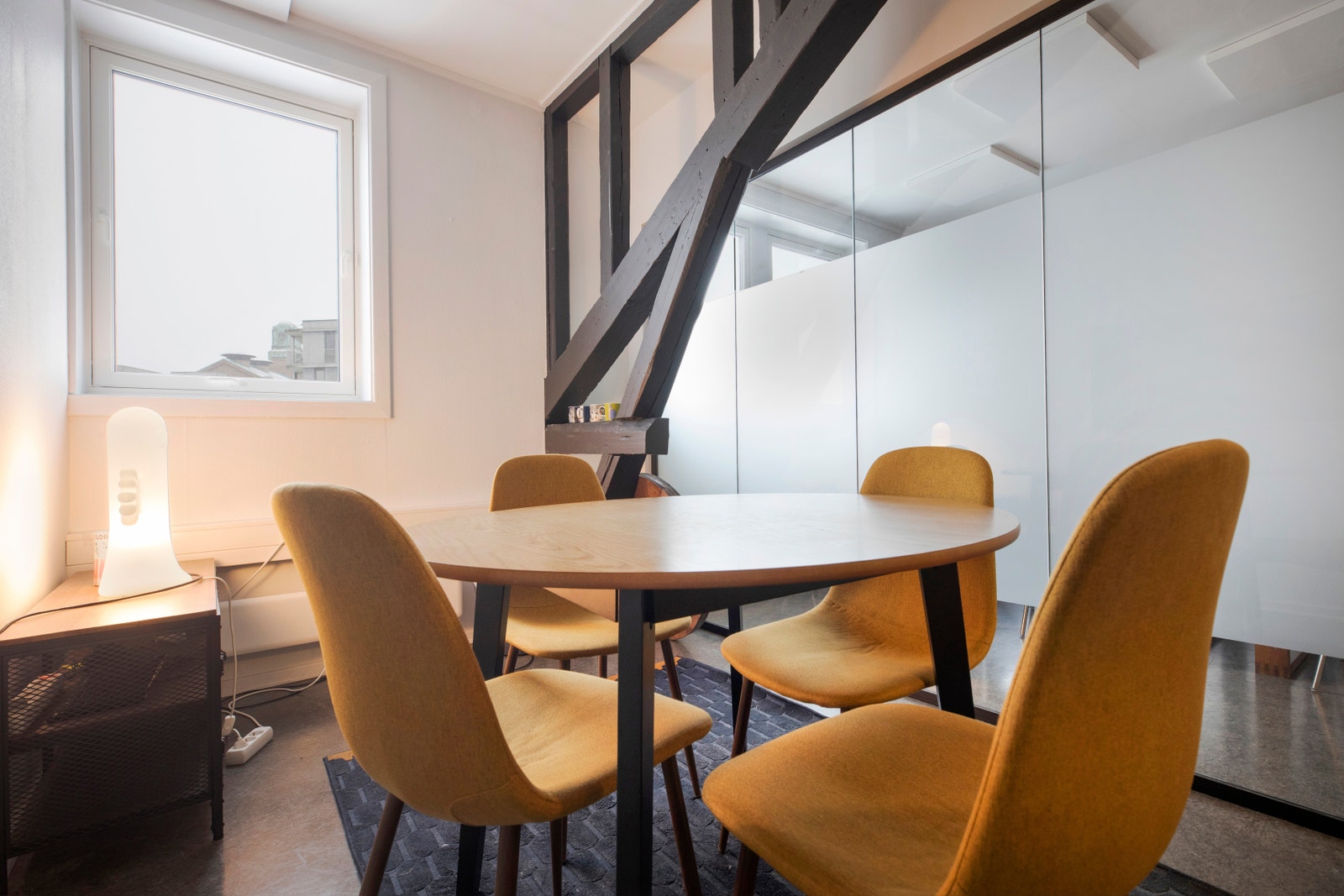 Det flotte bjelketaket setter sitt særpreg på lokalene. Galleribilde