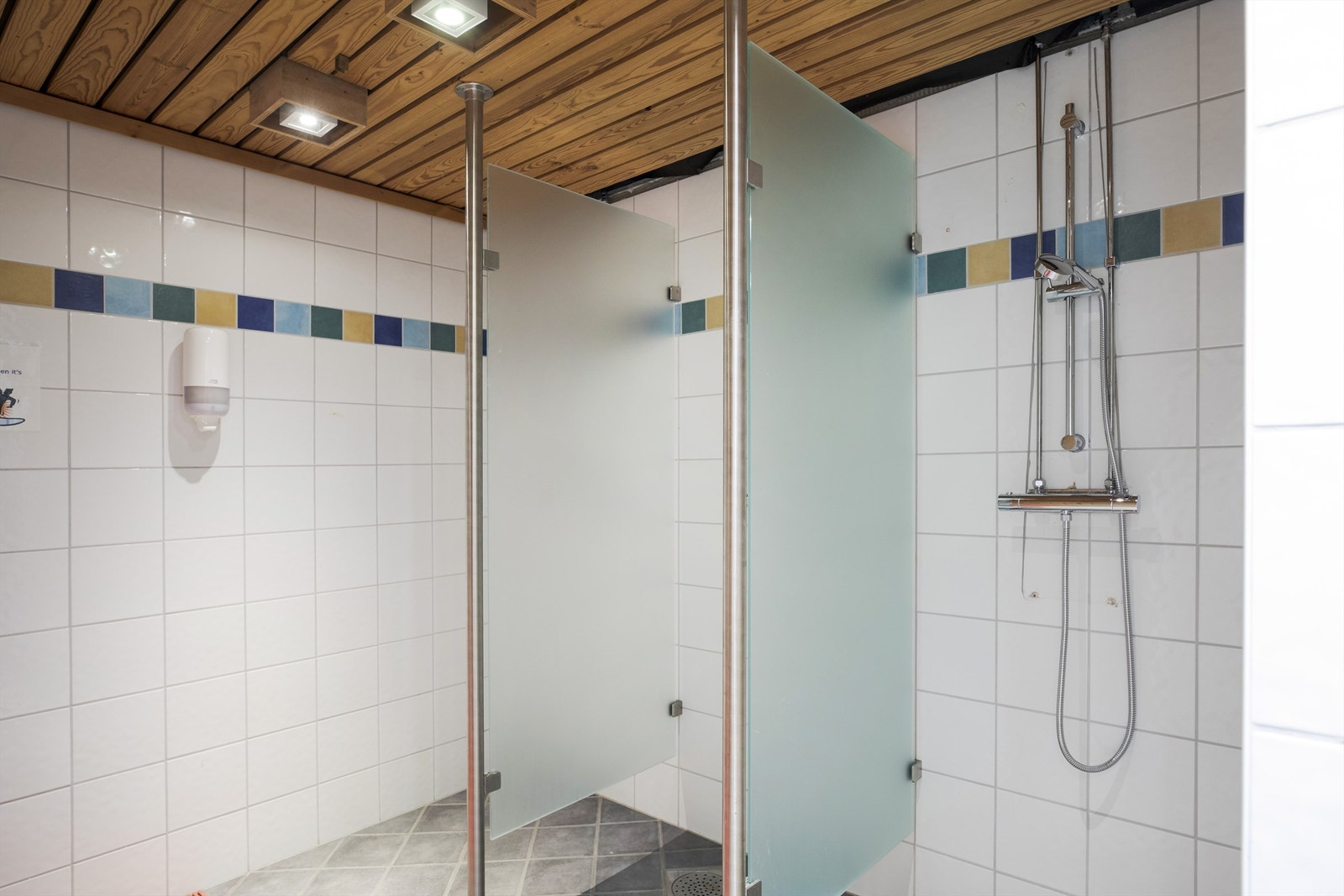 Dusjer og garderobe i forbindelse med treningsrom Galleribilde