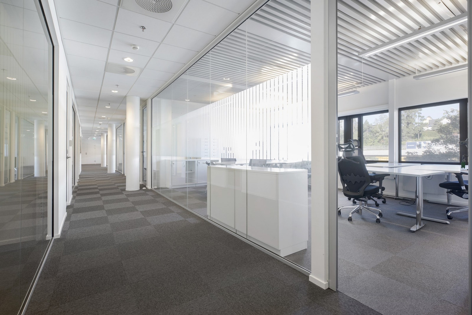 Lyse kontorer med mye vinduer Galleribilde