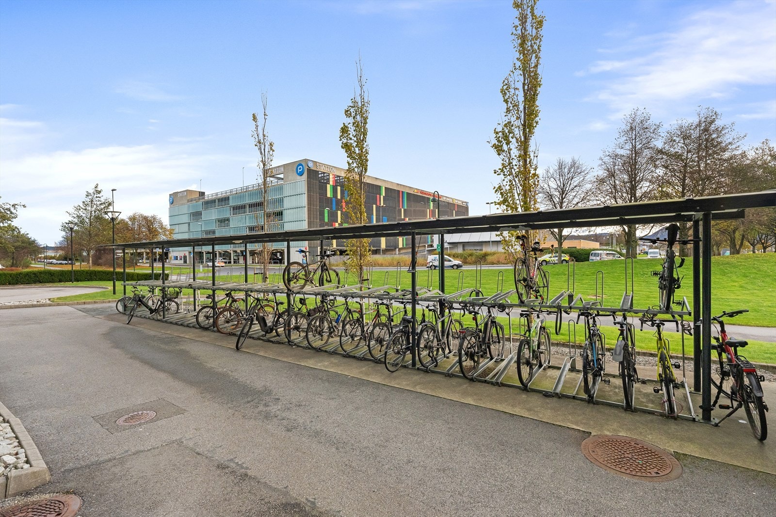 Sykkelparkeringen med det store parkeringshuset i bakgrunnen DSCF5699.jpg Galleribilde
