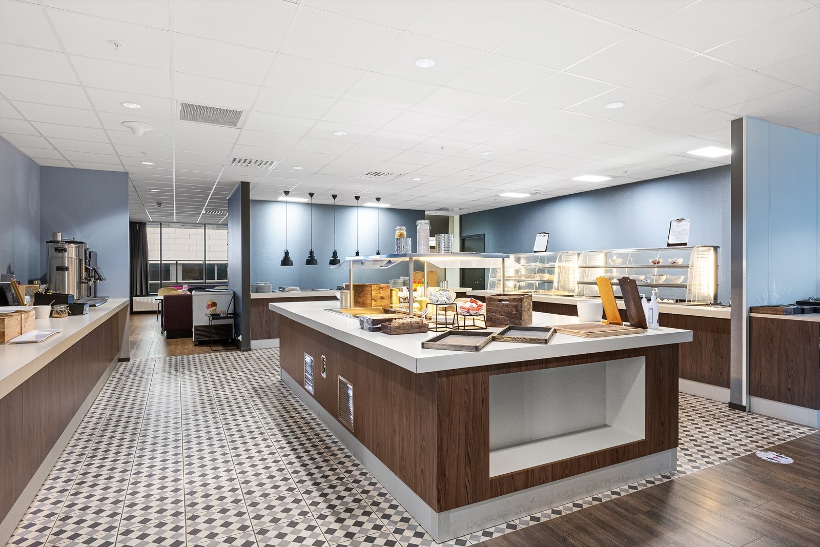 Stor flott kantine beliggende i toppetasjen i en del av bygget DSCF5693.jpg Galleribilde