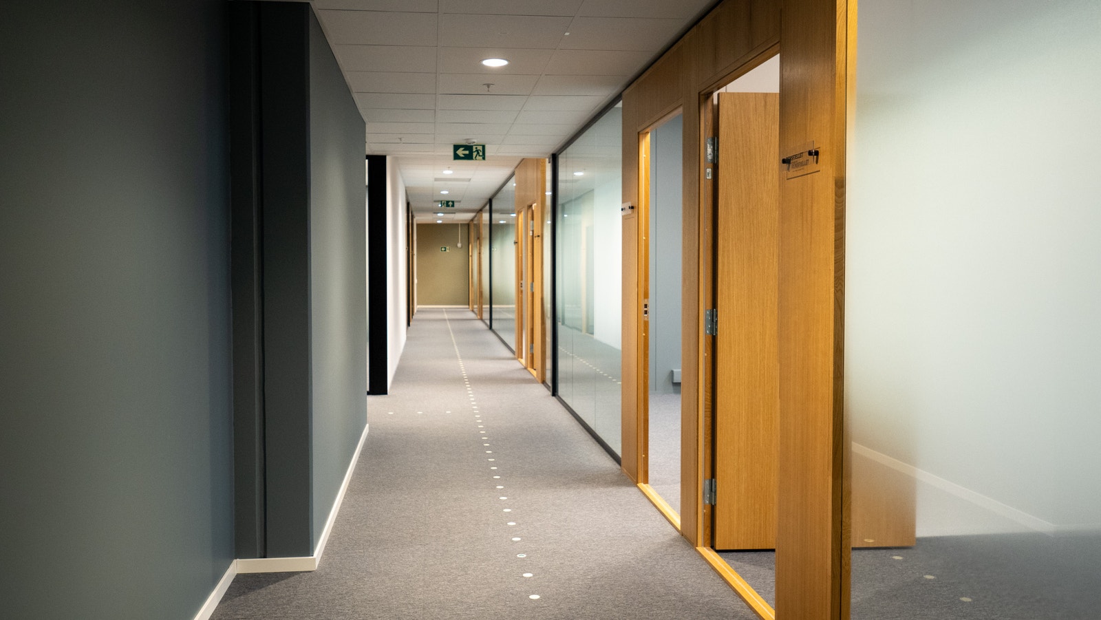 Dagens romløsning er godt forrdelt mellom åpent landskap, møterom og cellekontor - men her finner vi sammen løsningen som passer deg og din bedrift best. Galleribilde