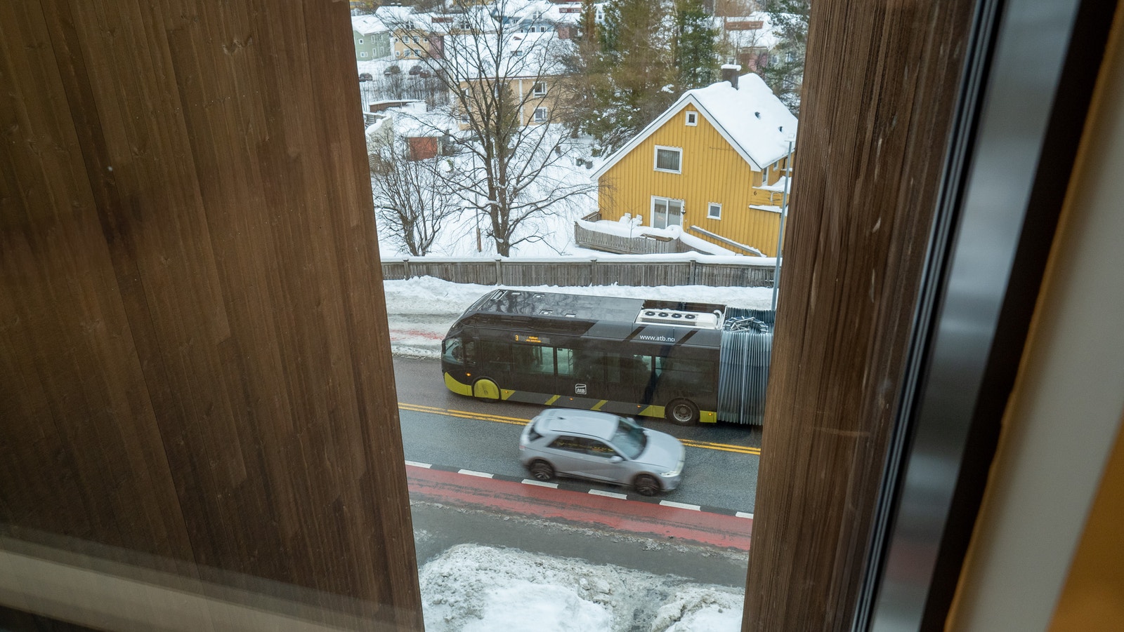 Gode bussforbindelser som bokstavelig talt kjører rett utenfor døren. Galleribilde