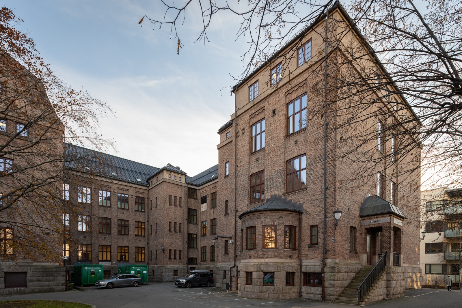 Lokalene er beliggende i kjeller med adkomst fra gateplan. Galleribilde