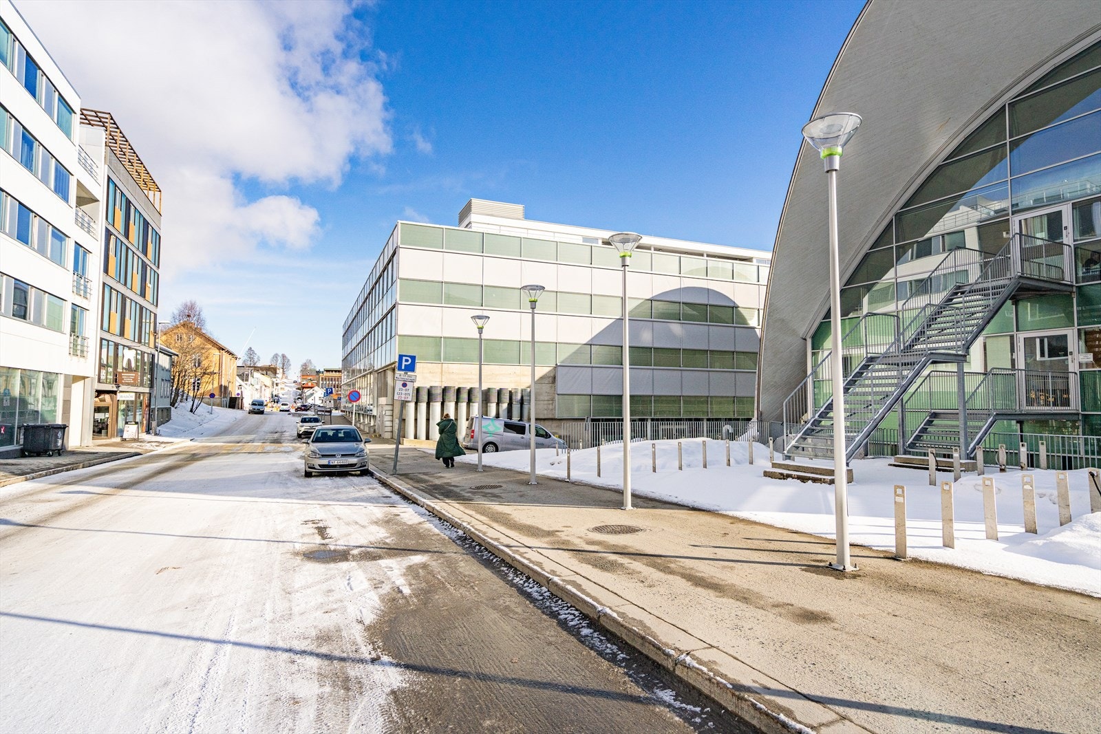 Rett ovenfor biblioteket, godt med parkeringsplasser rett utenfor Galleribilde