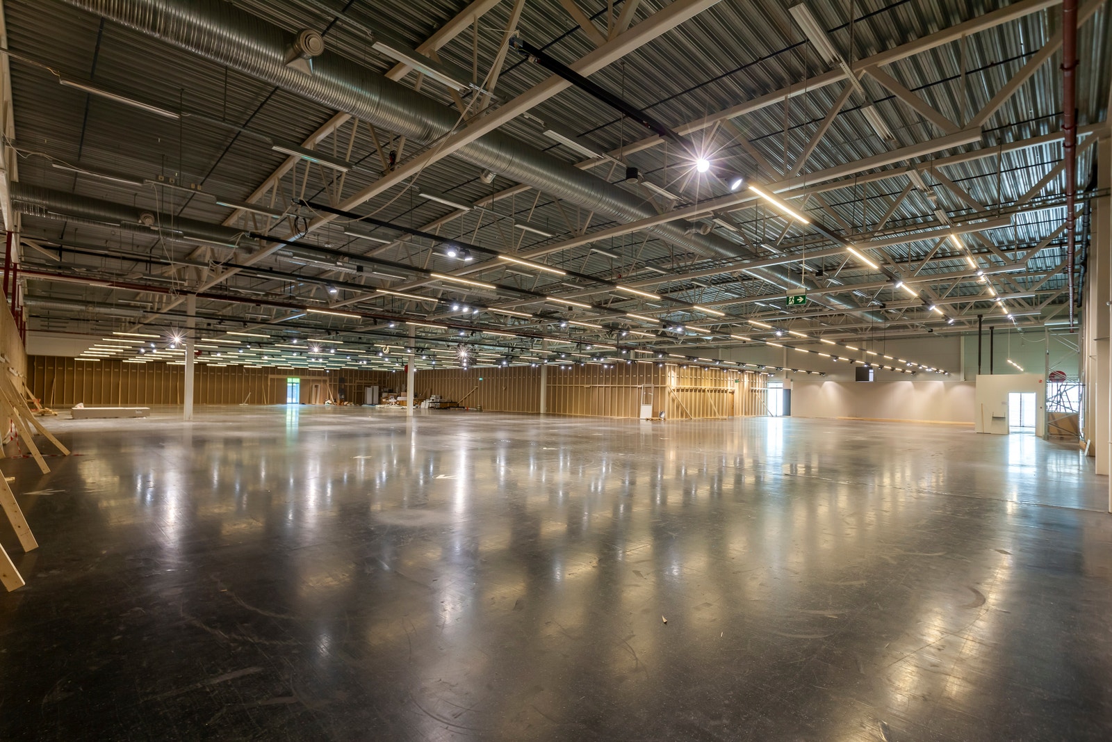 Innvendig har man store fleksible flater Galleribilde