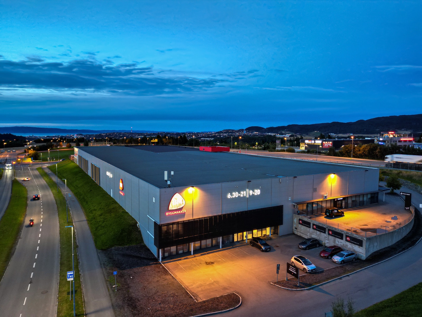 Et næringsbygg hvor man han anerkjente aktører som Byggmakker og Onninen som naboer Galleribilde