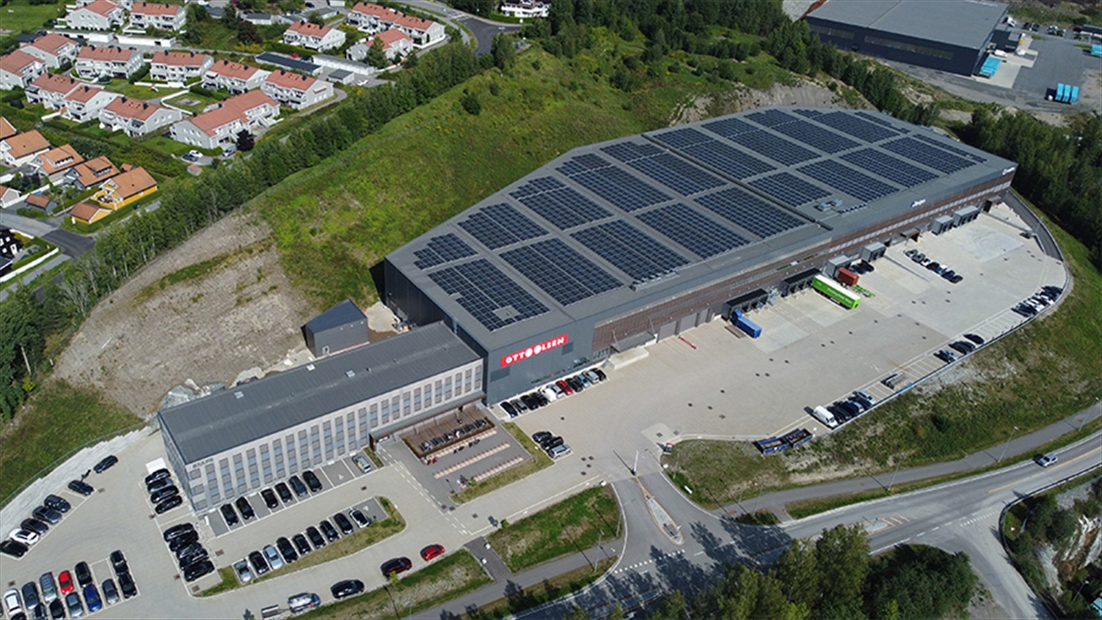 Høytlager ca. 1 029 kvm m/ ca. 10,7m takhøyde. Lager/lastesone ca. 270 kvm m/ ca. 5m takhøyde - Lager eller kontor på mesanin på ca. 535 kvm. Galleribilde