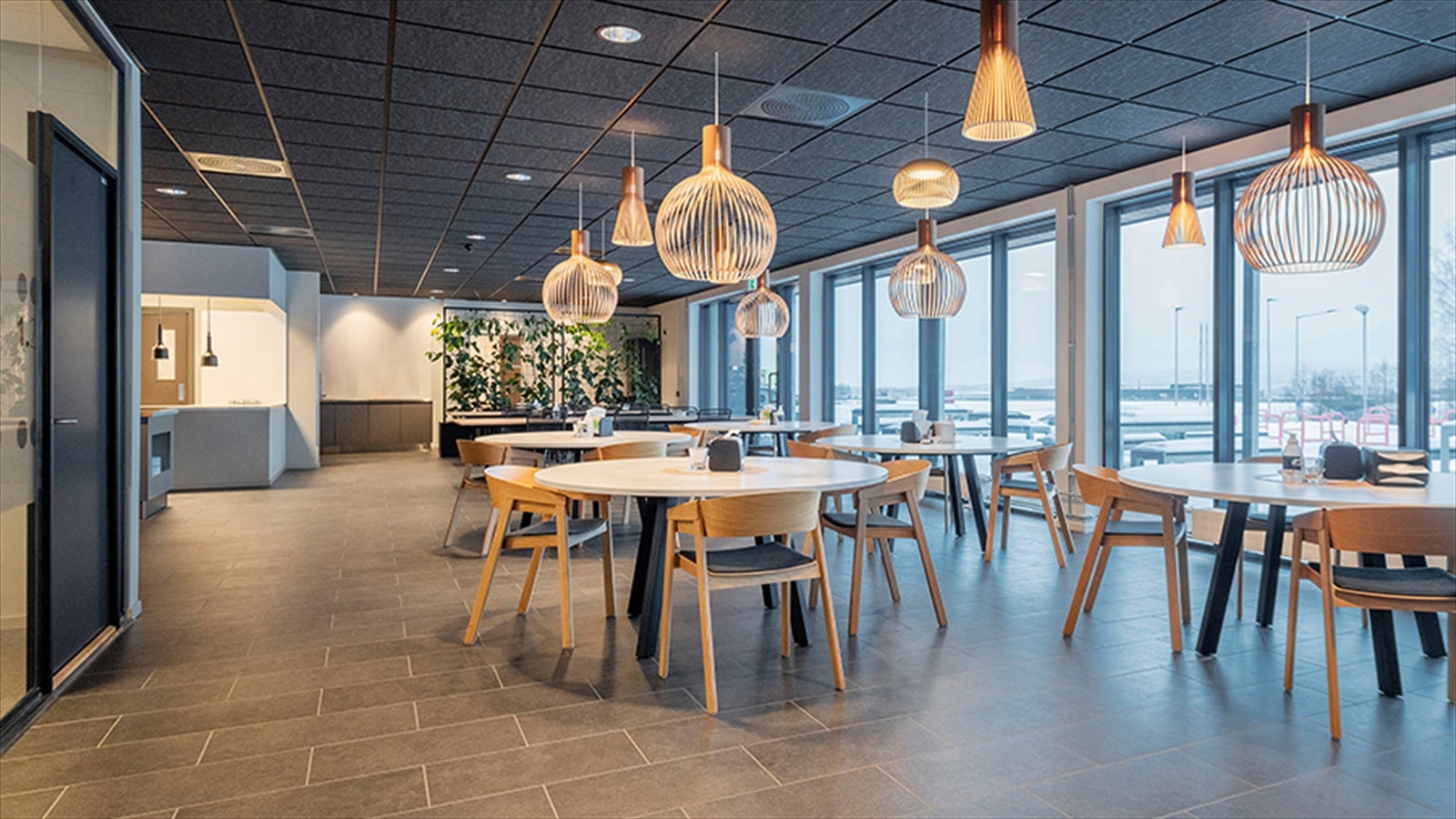 Flott felles kantine i bygget. Galleribilde
