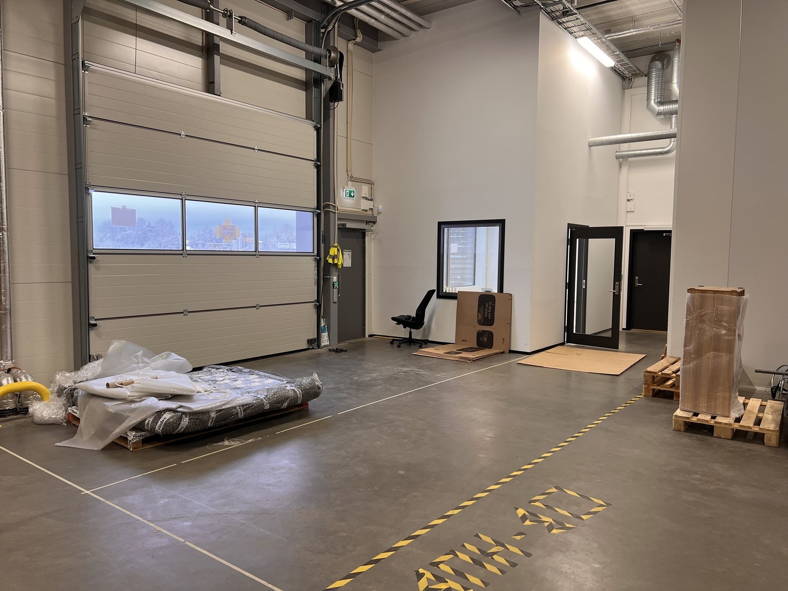 Innredet lagerkontor og toalett. Galleribilde