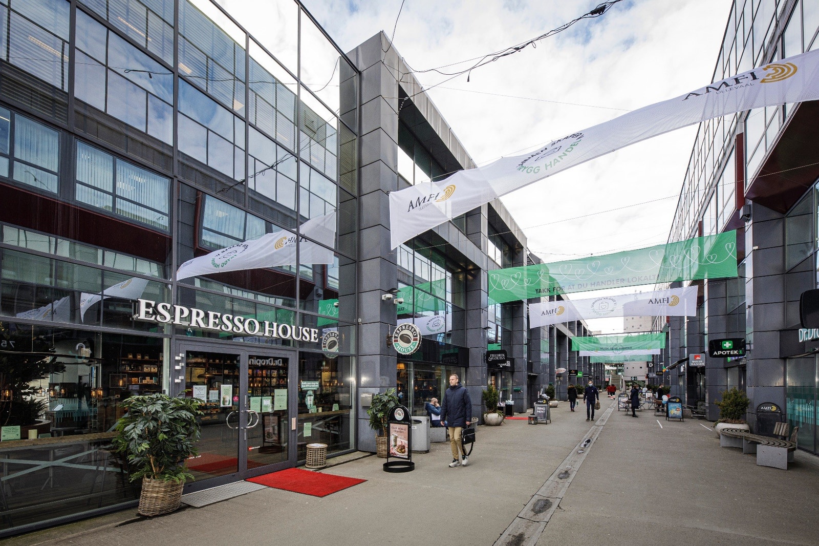 Pen handlegate rett utenfor kontoret Galleribilde