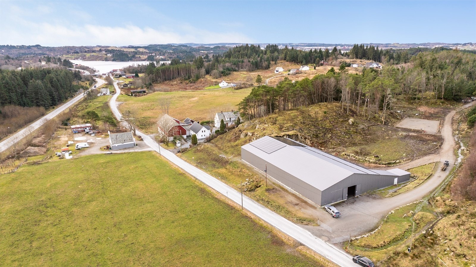 Eiendommen ligger like ved T-forbindelsen mellom Gismarvik og Raglamyr Galleribilde