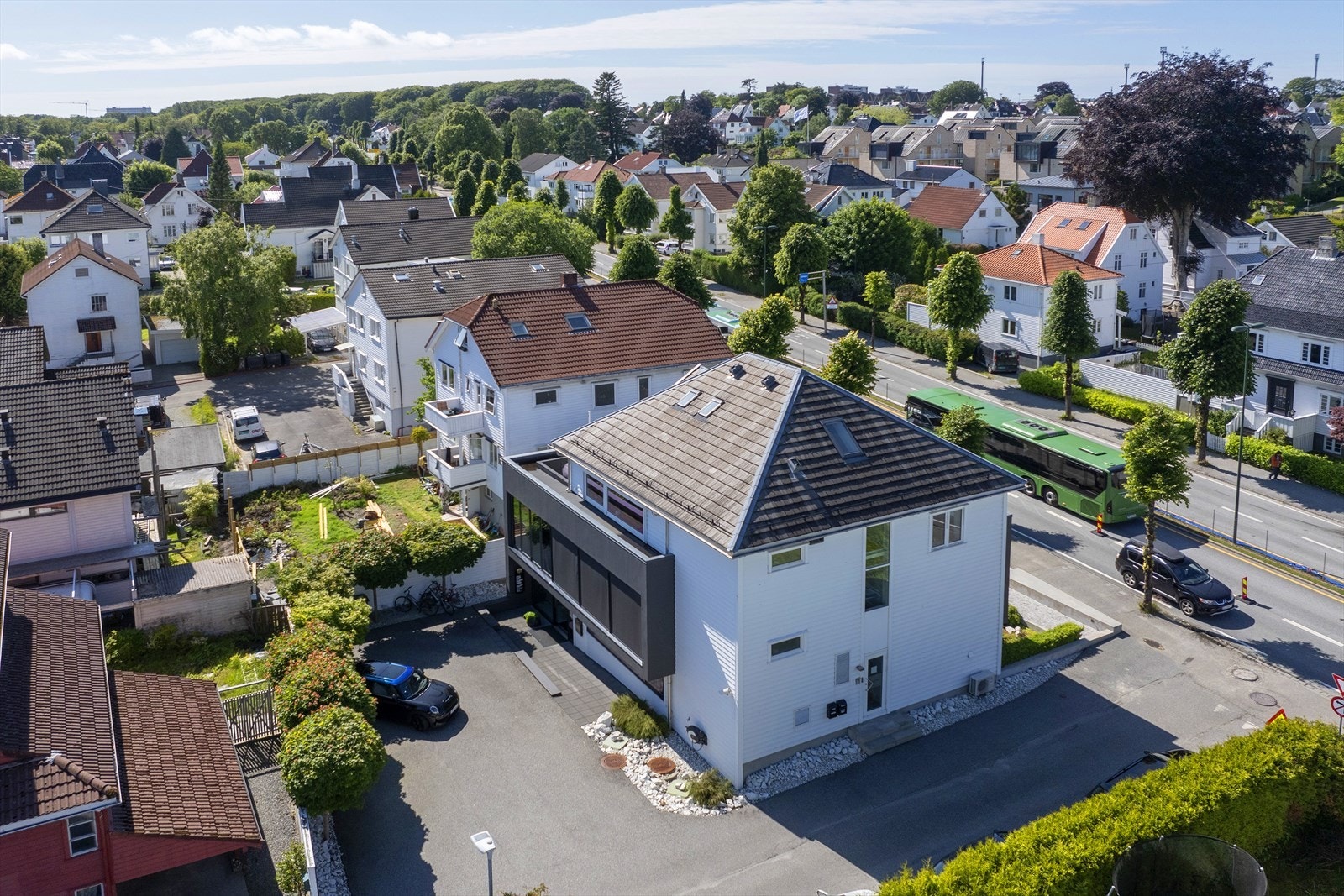 Attraktiv beliggenhet i et rolig nabolag med nærhet til kollektivtransport, omgitt av grøntområder og sjarmerende hus. Galleribilde