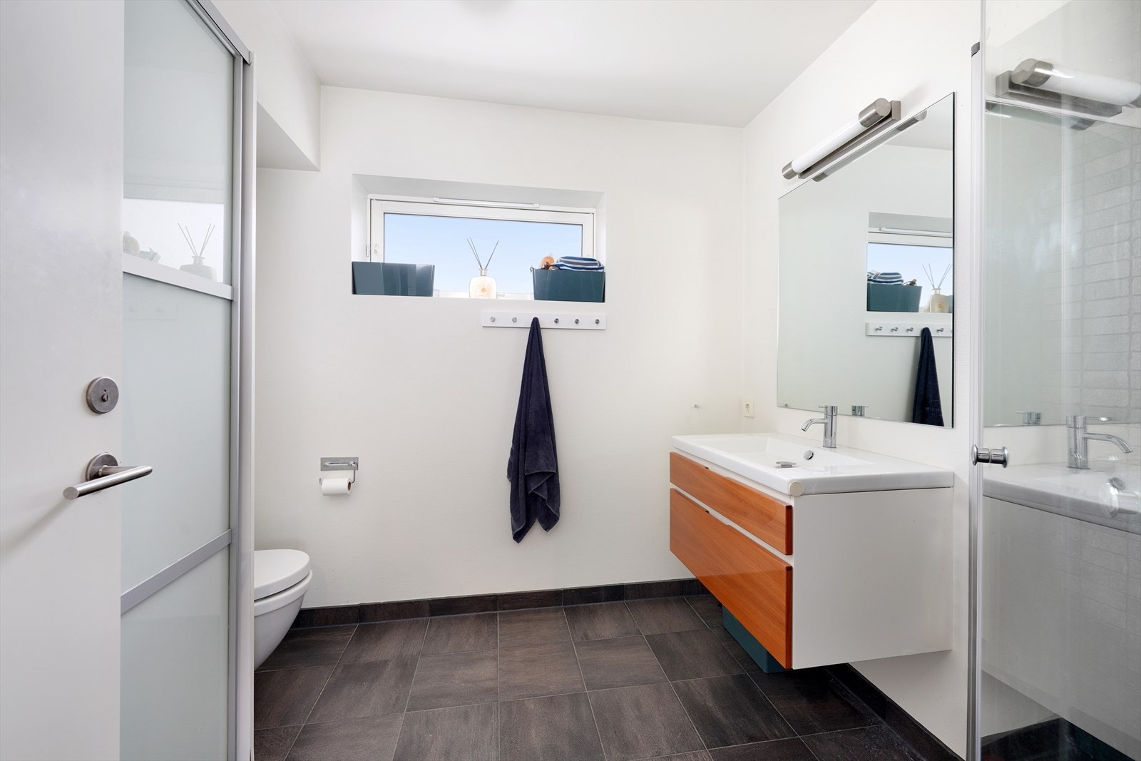 Leil 3 etg. Lyst og moderne bad med stilrent design. Fliser på gul, innbydende og praktisk oppbevaring. Galleribilde