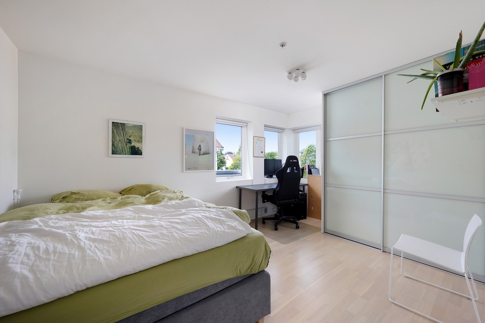 Leil 3 etg. Lyst og innbydende soverom med store vinduer og god plass til arbeidsområde. Galleribilde