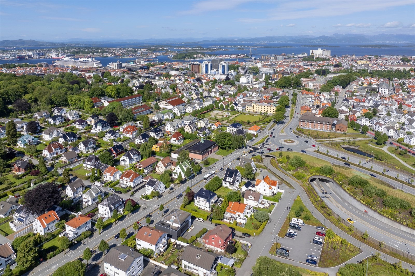 Beliggende i ett flott boligområde med nærhet til sentrum, gode transportforbindelser ved Madlaveien. Galleribilde
