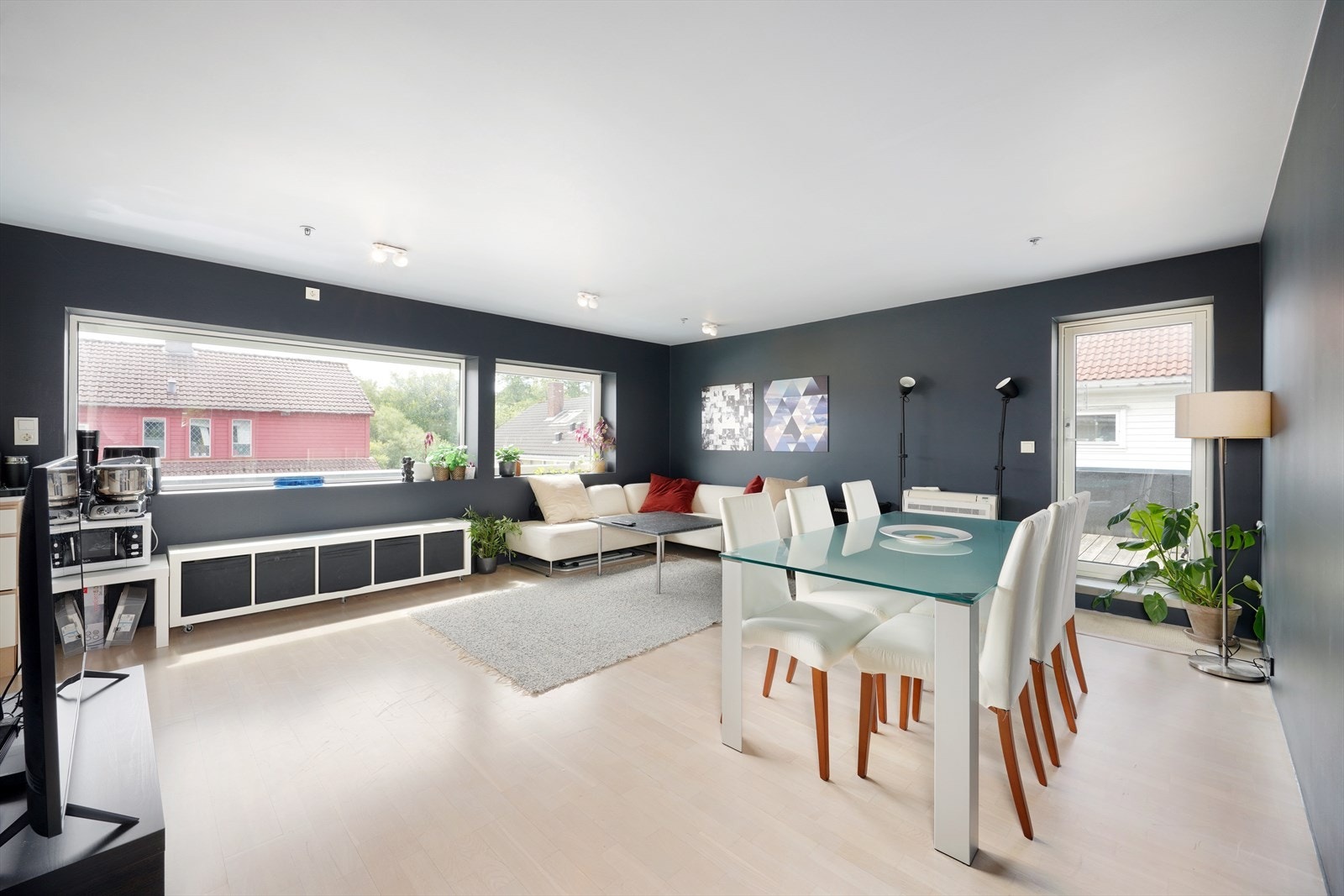 Leil 3 etg. Lys og moderne stue med store vinduer og romslig planløsning. Galleribilde