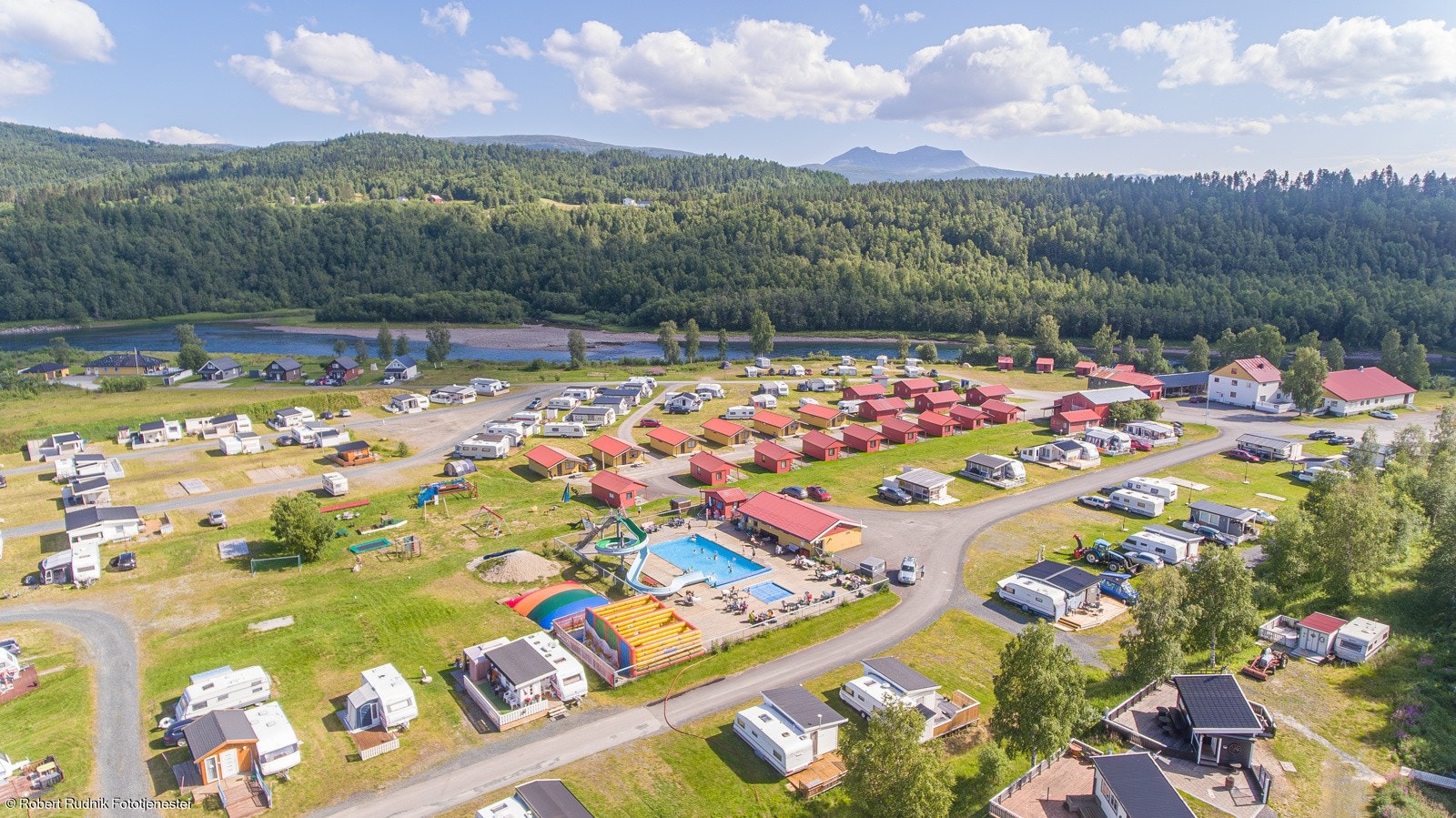 Flott campingplass med hytter, oppstillingsplasser, basseng, lekepark m.m Galleribilde