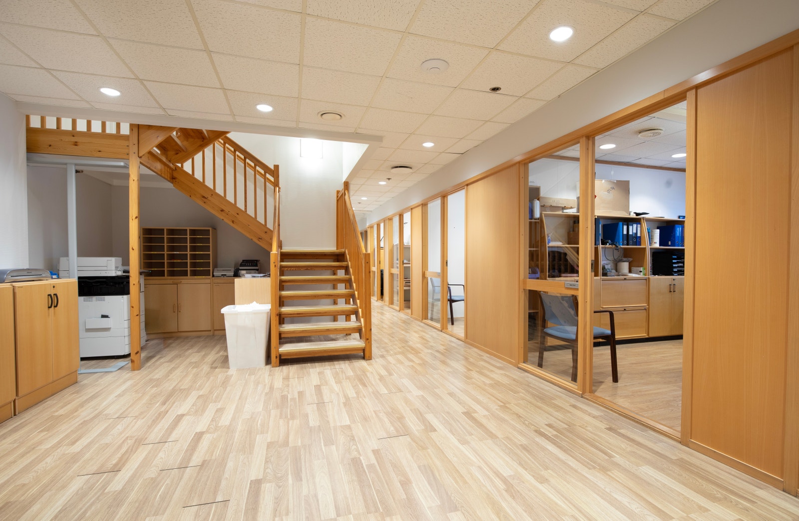 Kontorer i to etasjer, oppgradert med led lys. Galleribilde