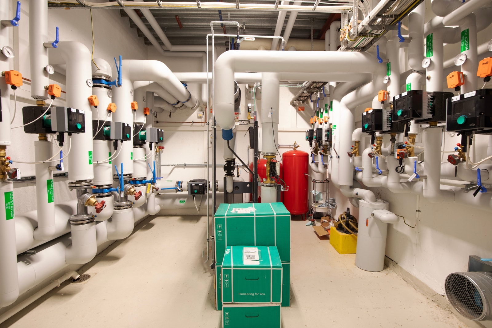 Teknisk rom: nytt ventilasjonsanlegg og varmestyringssystem med miljøvennlig oppvarming (fjernvarme fra Solør Bioenergi). Galleribilde