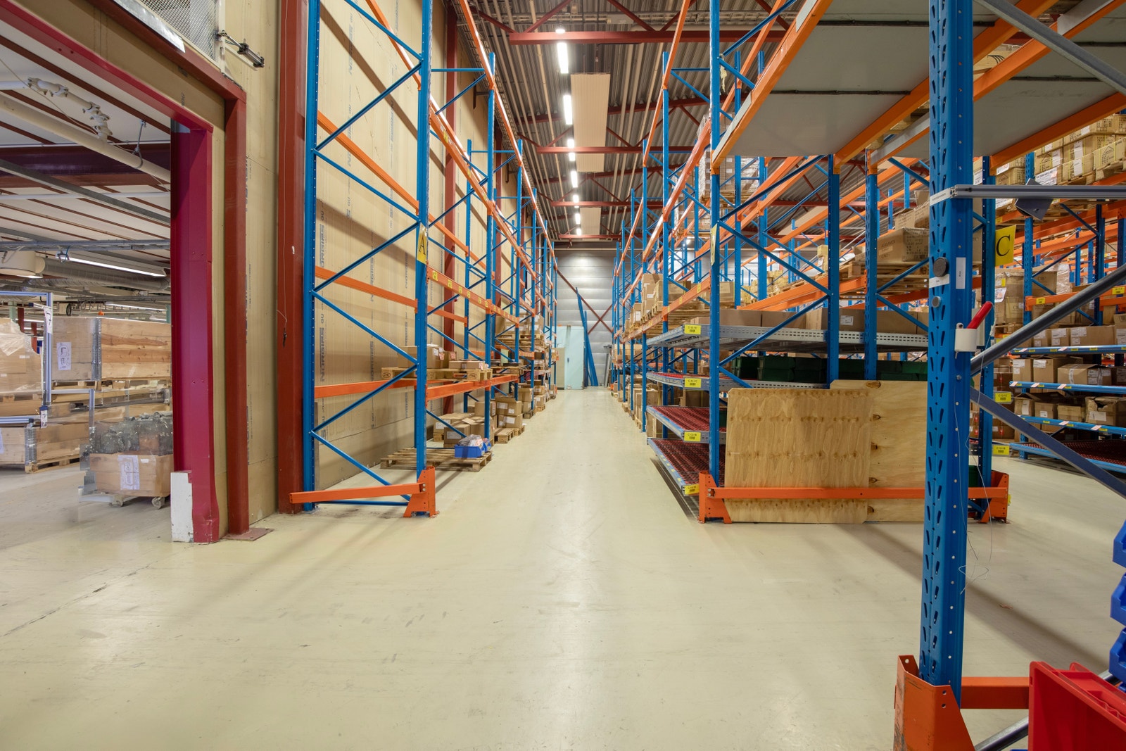 Moderne lagerhyller følger med Galleribilde