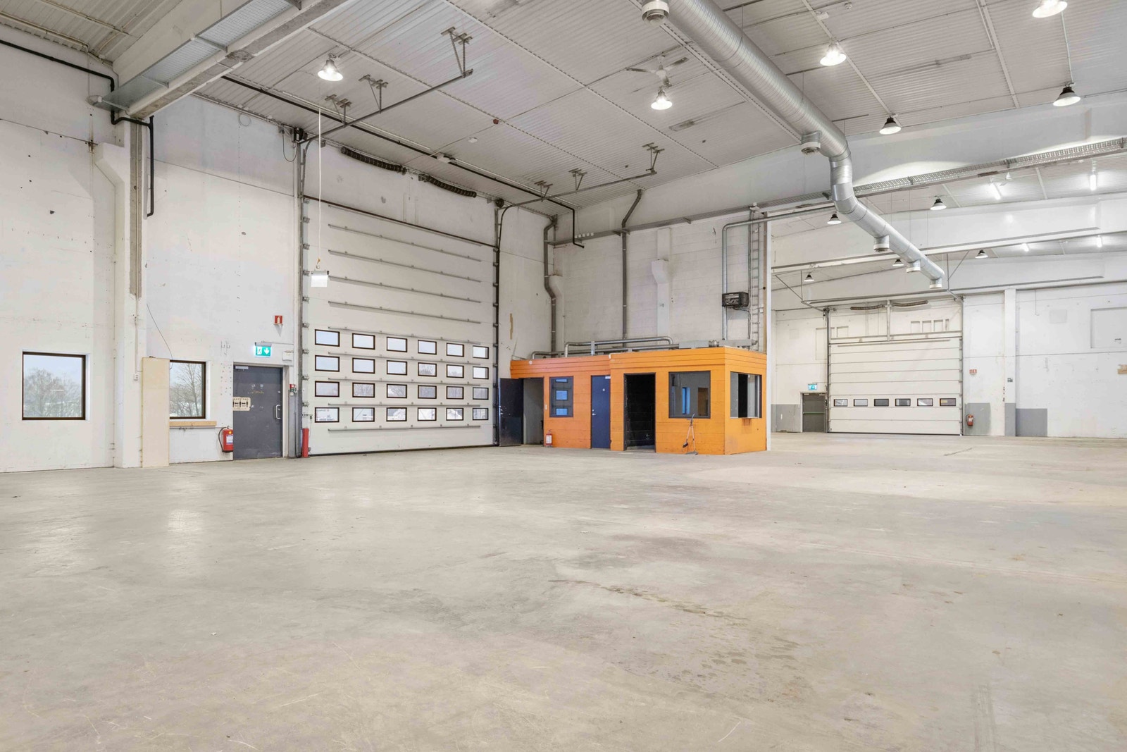 Seksjon 3 med svært god takhøyde og kjøreport! Ideelt for storhandel, lager, verksted, produksjon med mer. Galleribilde