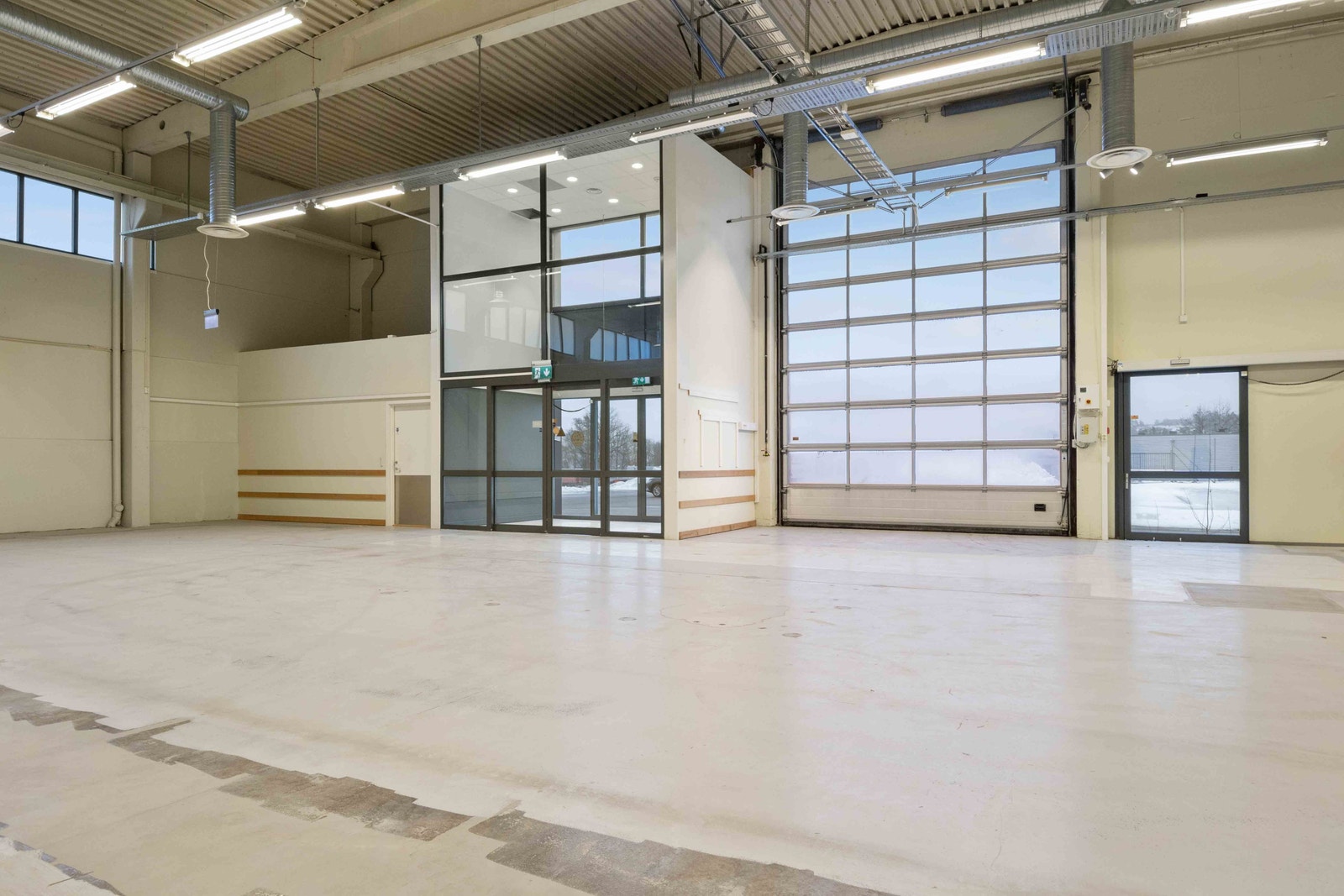 Seksjon 1: Bildet viser det kjøreporten, som også gjør det ideelt for storhandel i dette lokalet. Galleribilde