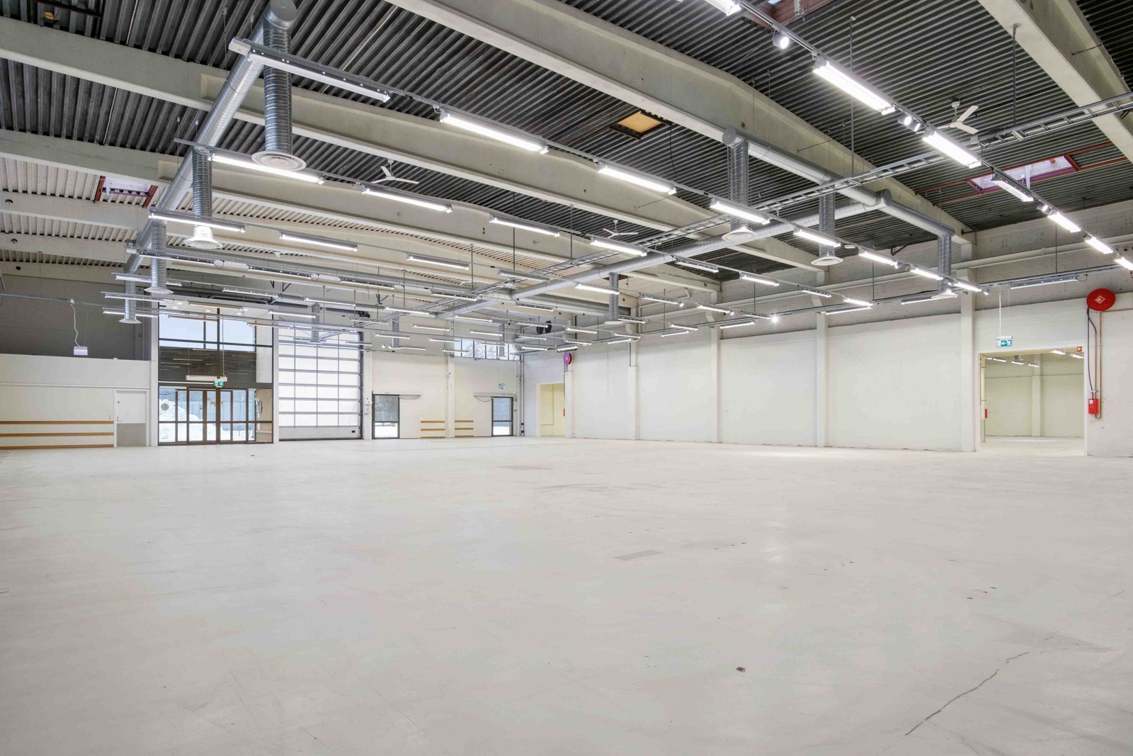 Seksjon 1: Flott inngangsparti med glassfasade. Perfekt for storhandel. Galleribilde