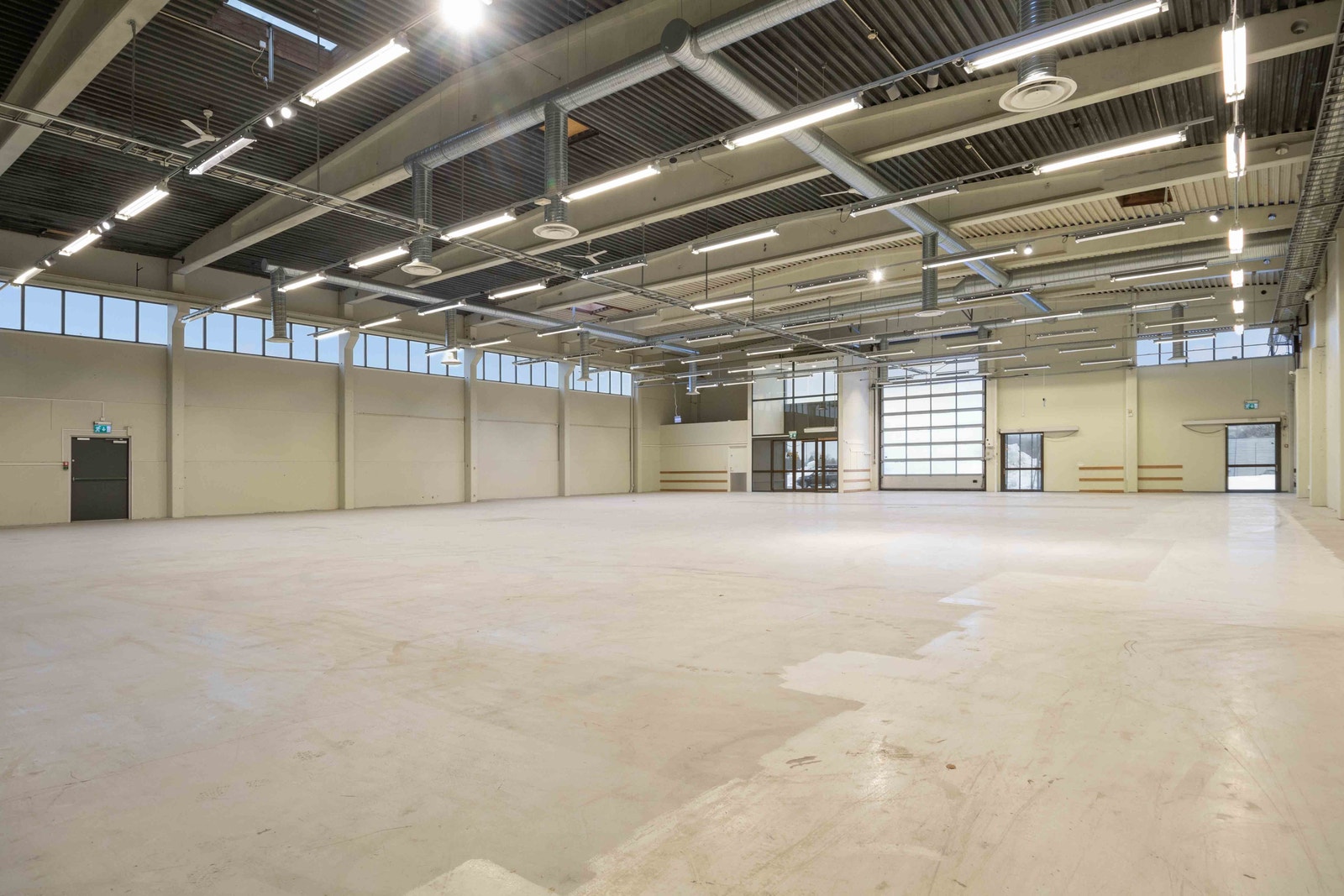 Seksjon 1: Bildet viser det store flotte lokalet. Mulighet for å senke tak hvis man ikke ønsker den flotte takhøyden. Flott inngangsparti med glassfasade. Perfekt for storhandel. Galleribilde