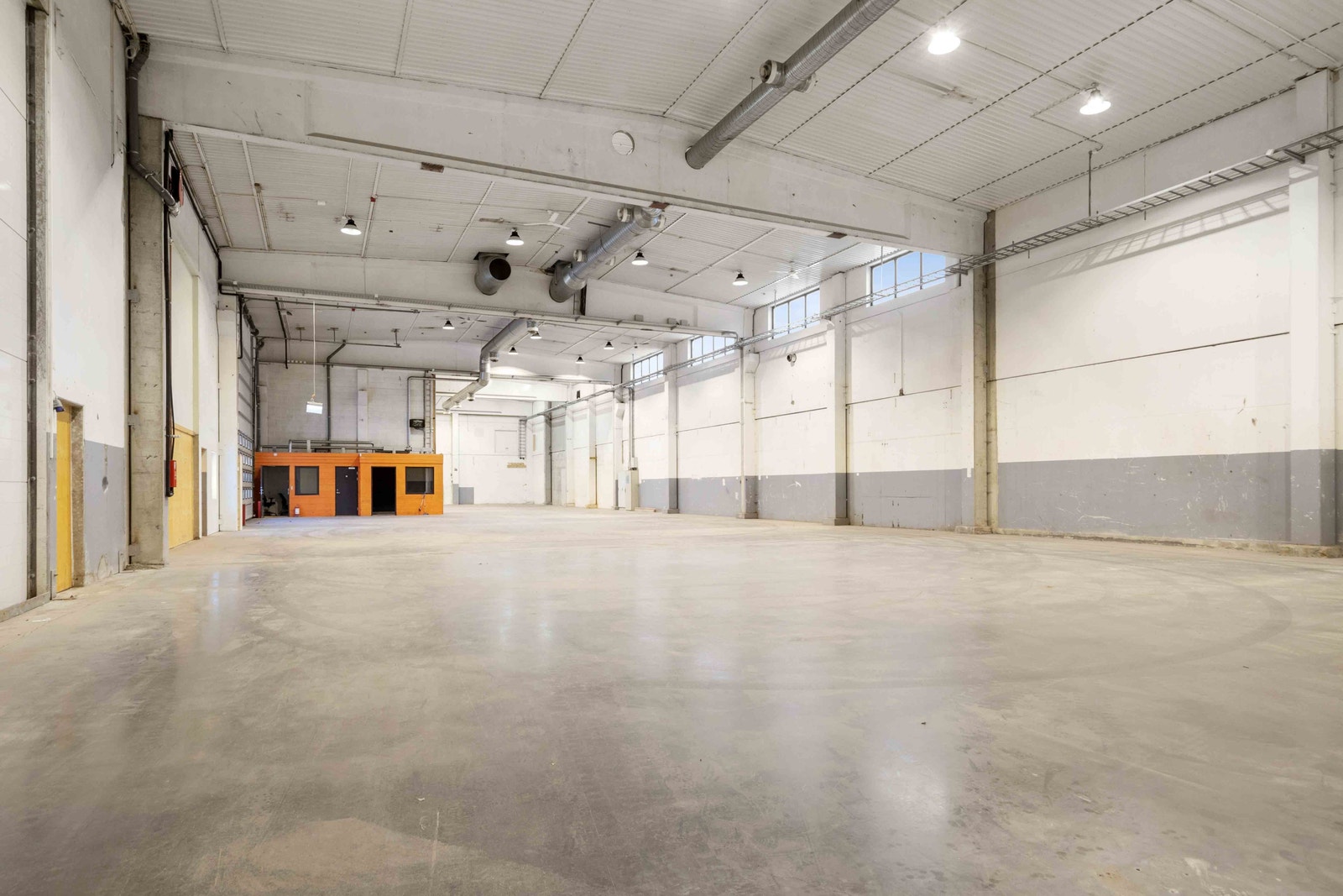 Seksjon 3 med svært god takhøyde og kjøreport! Ideelt for storhandel, lager, verksted, produksjon med mer. Galleribilde