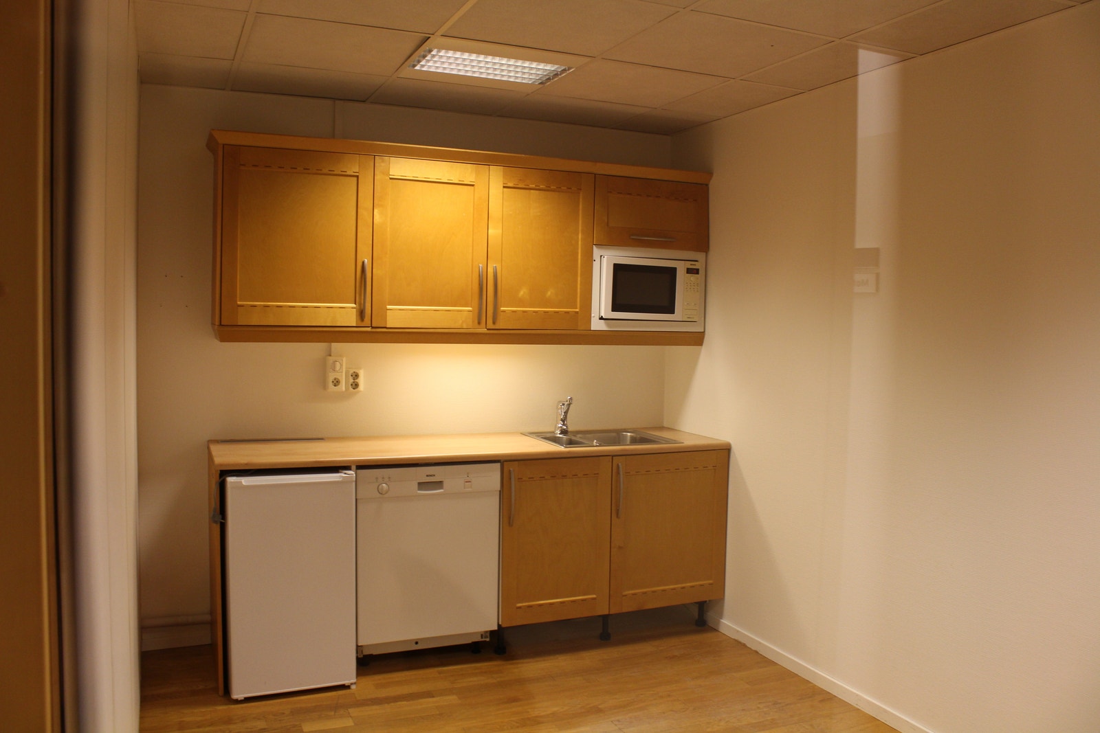 Kjøkken med oppvaskmaskin og to kjøleskap. Galleribilde