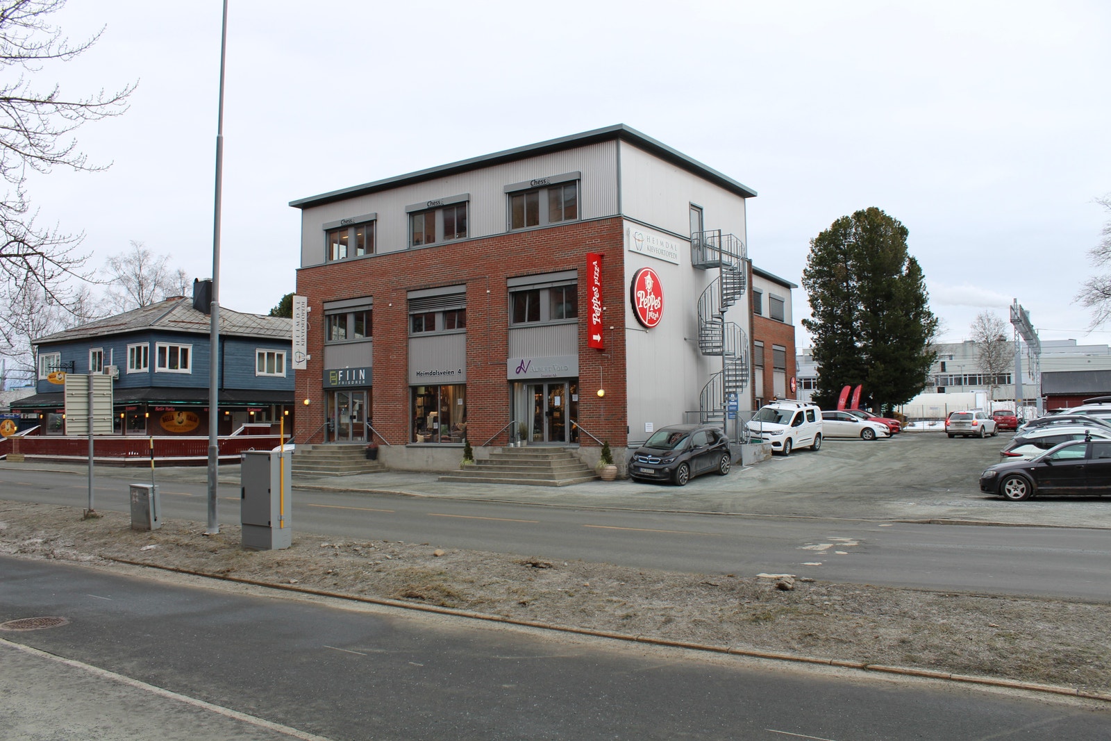 Leietakere med hovedinngang mot gata, Fiin Frisører AS, og Albert Vold Interiør AS Galleribilde