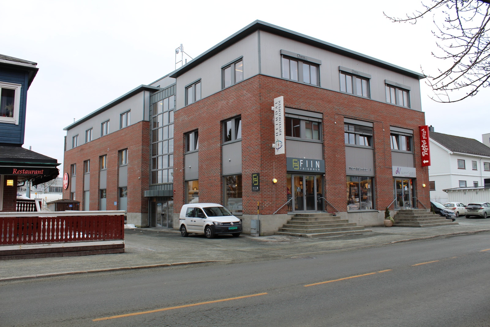 Lyse trivelige kontorlokaler i Heimdalsvegen 4, felles inngangsparti langside bygg. Galleribilde