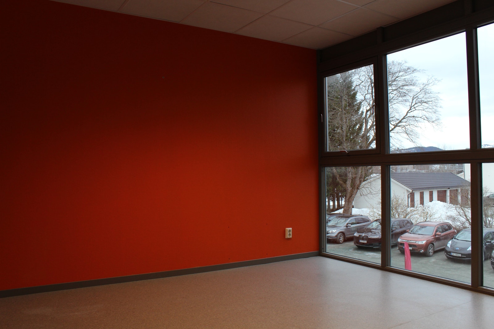 Stort møterom med godt lys-inslipp. Galleribilde