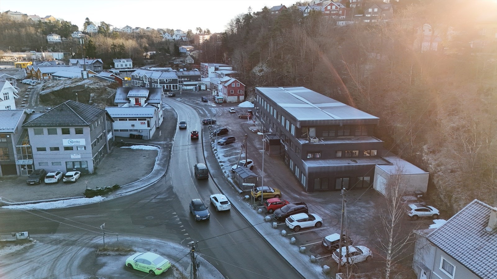 Oversiktsbilde av bygget med god profilering fra hovedveien. Galleribilde