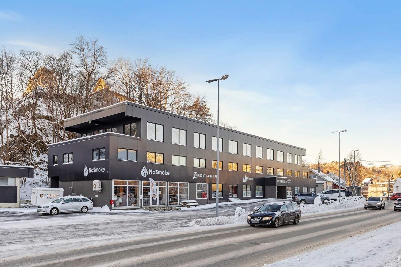 Sørmegleren næring har gleden av å presentere for leie attraktive butikk og kontorlokaler i renovert bygg på Myrene. Galleribilde