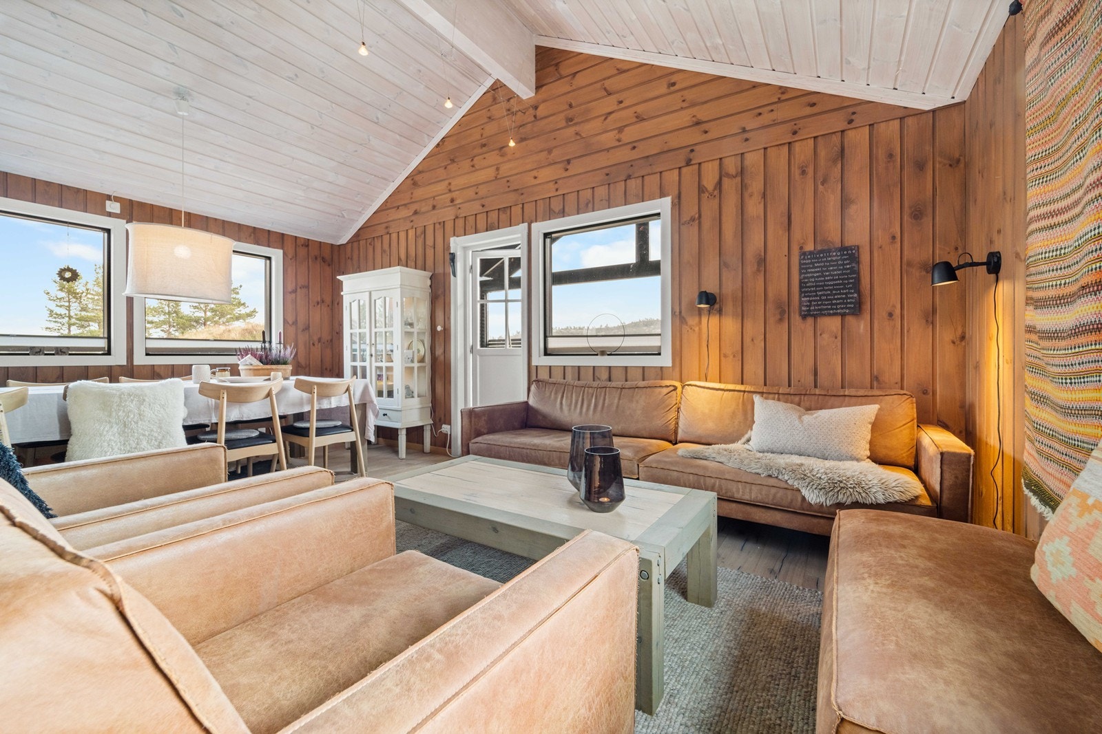 Overbygget terrasse med utgang fra stuen. Galleribilde