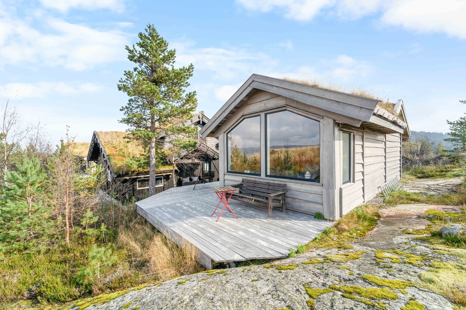 Frittstående bygning med romslig bod og et innredet rom (ikke godkjent til varig opphold). Galleribilde