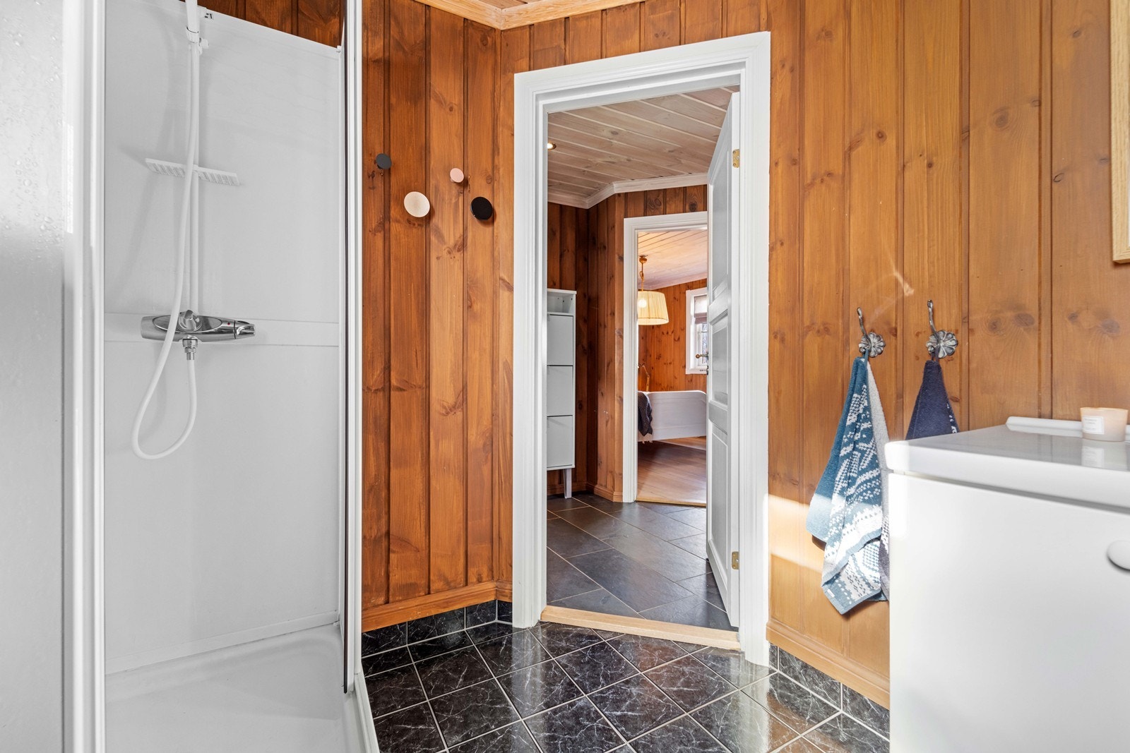 Bad med dusjkabinett. Galleribilde