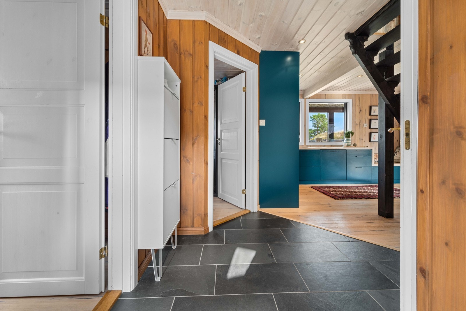 Lys og romslig stue/kjøkken. Nyere kjøkken og gulv som fremstår moderne og flott! Galleribilde