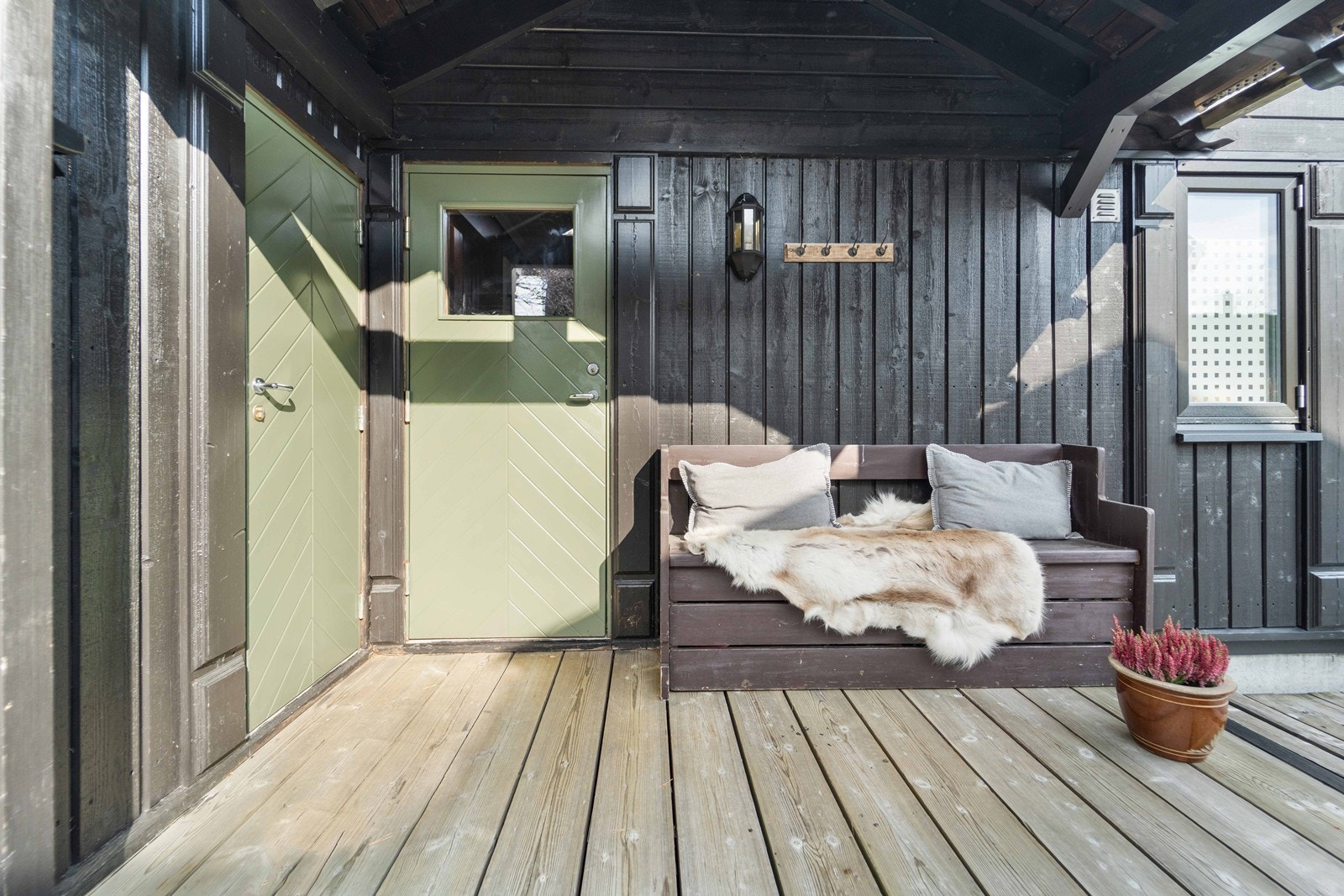 Innngangsdør rett frem, boddør til siden. Galleribilde