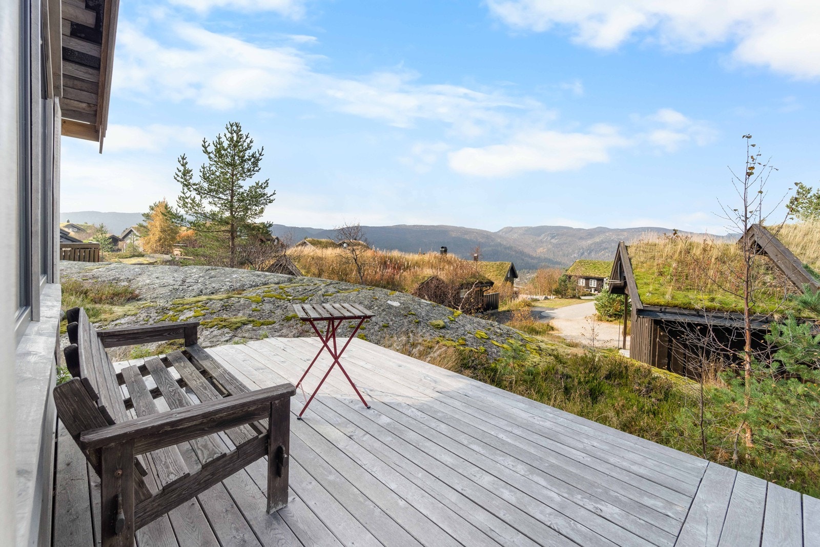 Uteplass foran frittstående bygning. Galleribilde