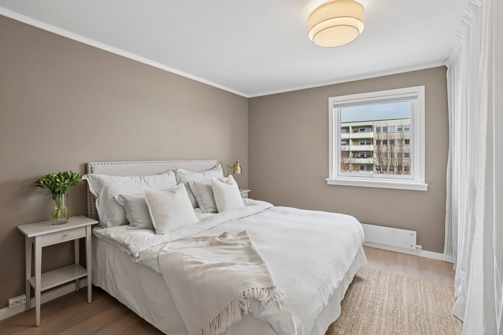 Hovedsoverommet er av god størrelse med plass til garderobeløsning med tidsriktig forheng. Galleribilde