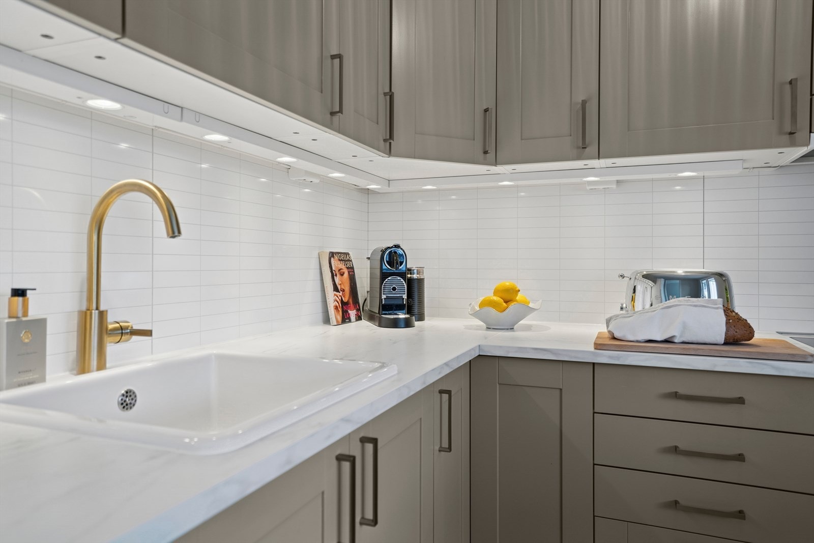 Kjøkkeninnredningen består av malte fronter med nyere benkeplate med nedfelt vask. Galleribilde