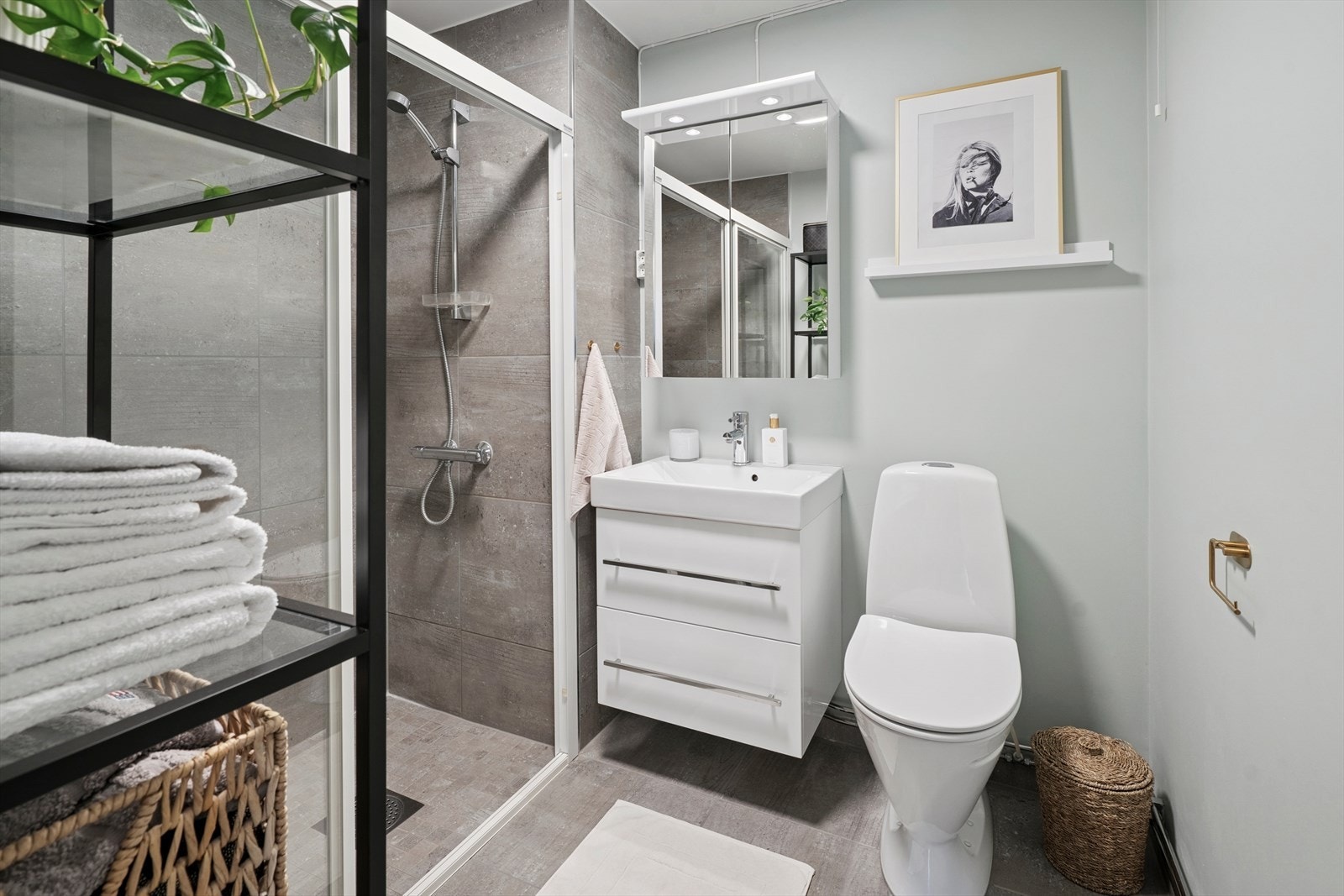 I leiligheten finnes et pent baderom med flislagt gulv med varmekabler. Galleribilde